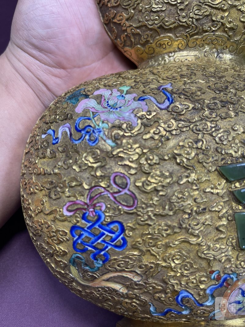 清乾隆 御製铜鎏金画珐琅八宝嵌玉大吉葫芦壁瓶一对 - 图5